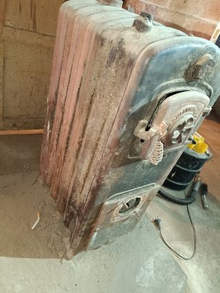 Caldera leña marca roca