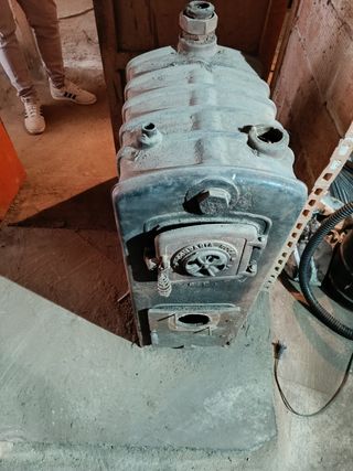 Caldera leña marca roca