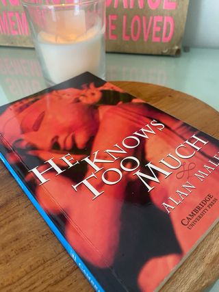 Libro He knows too much