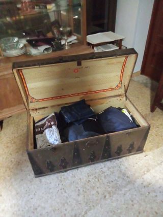 Baúl antiguo l. Bayer consulado 25 31 37