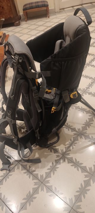 Mochila para llevar niño de la marca Deuter