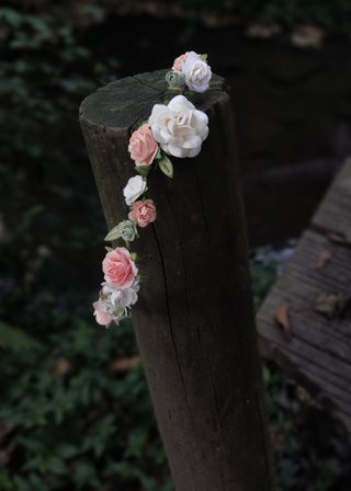 Corona de flores melocotón y blanca