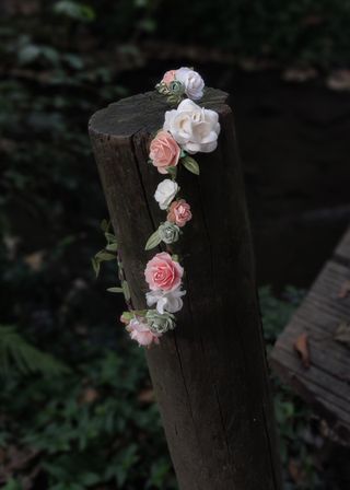 Corona de flores melocotón y blanca