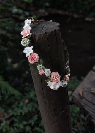 Corona de flores melocotón y blanca
