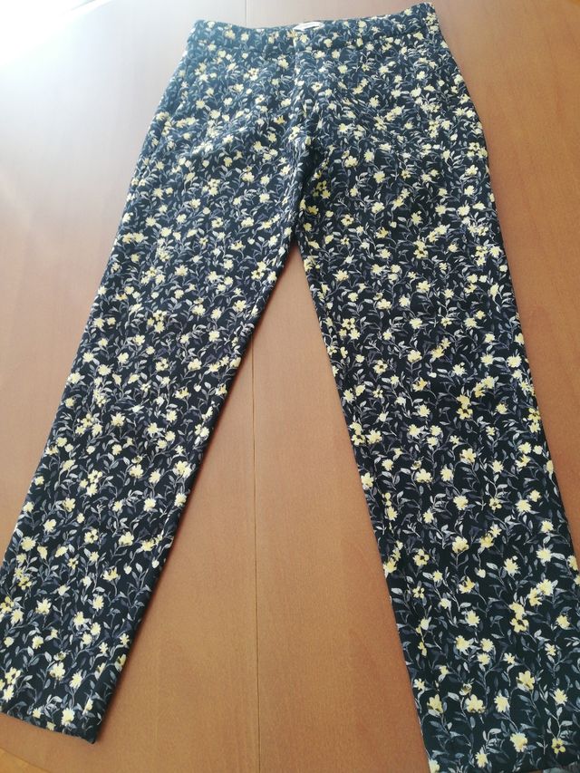 Pantalón floral Mango Talla 38