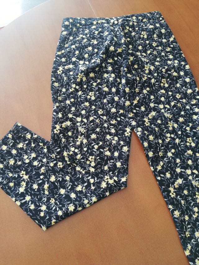 Pantalón floral Mango Talla 38