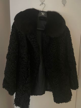 Chaquetón de astracán con cuello zorro negro