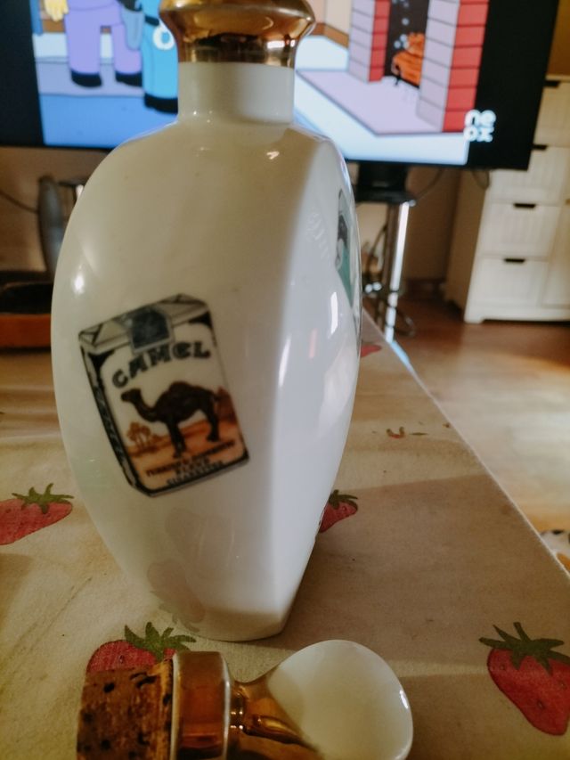 Garrafa de licor velha com publicidade de tabaco