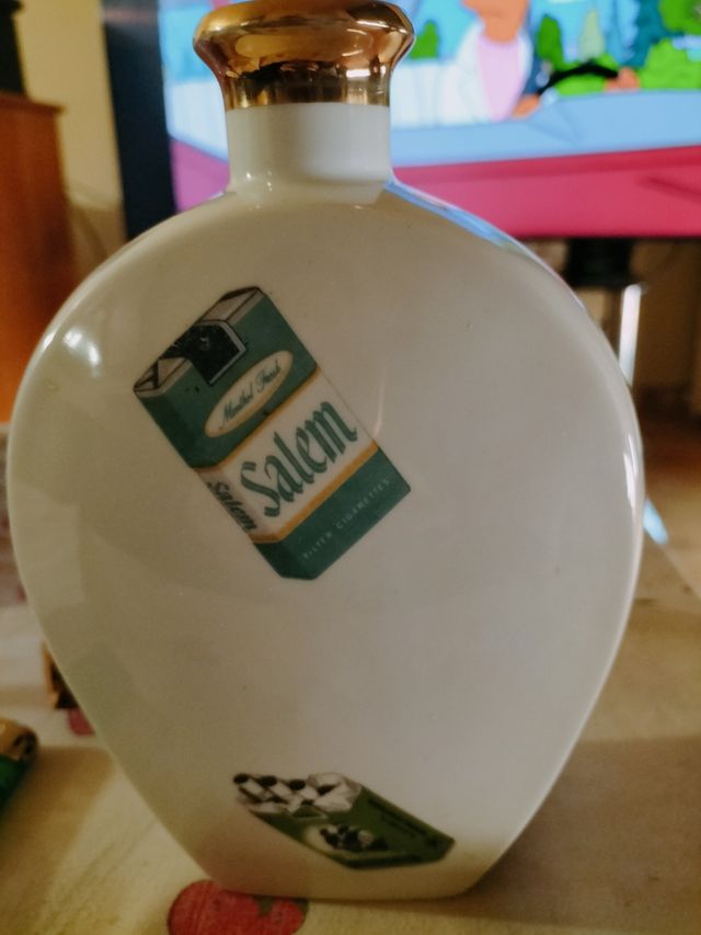 Garrafa de licor velha com publicidade de tabaco