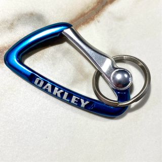 Mosquetón Oakley Azul Marino.