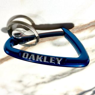 Mosquetón Oakley Azul Marino.
