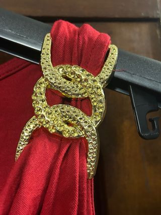 Canotta rossa con particolare color oro