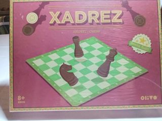 Vendo jogo de tabuleiro de Xadrez -Olivo