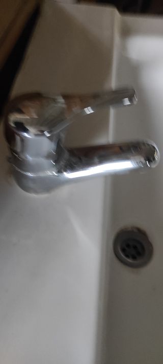 Lavabo cerámica y grifo Roca