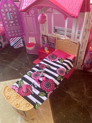 Casa de muñecas de barbie  muñeca no incluida