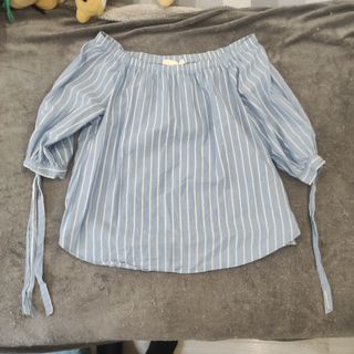 Blusa sin hombros a rallas 