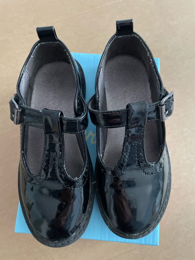 Zapato charol niña. Talla 29. Color negro.