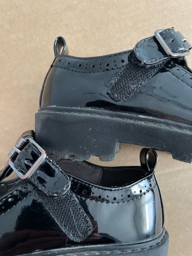 Zapato charol niña. Talla 29. Color negro.