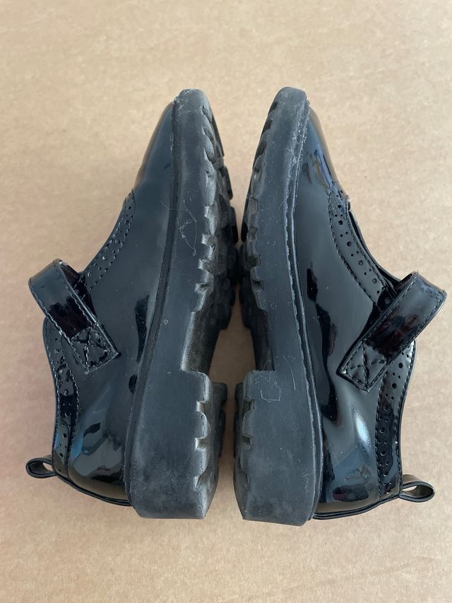 Zapato charol niña. Talla 29. Color negro.