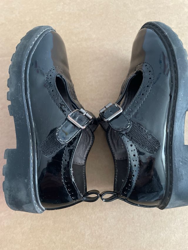 Zapato charol niña. Talla 29. Color negro.