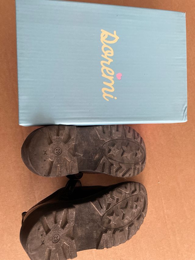 Zapato charol niña. Talla 29. Color negro.