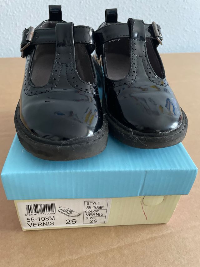 Zapato charol niña. Talla 29. Color negro.