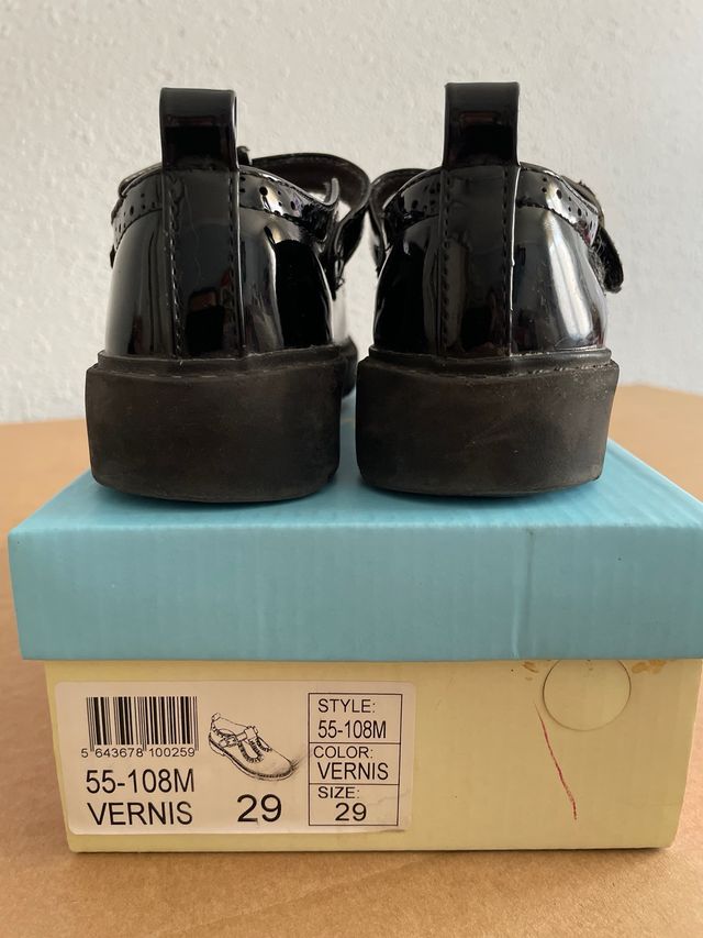 Zapato charol niña. Talla 29. Color negro.