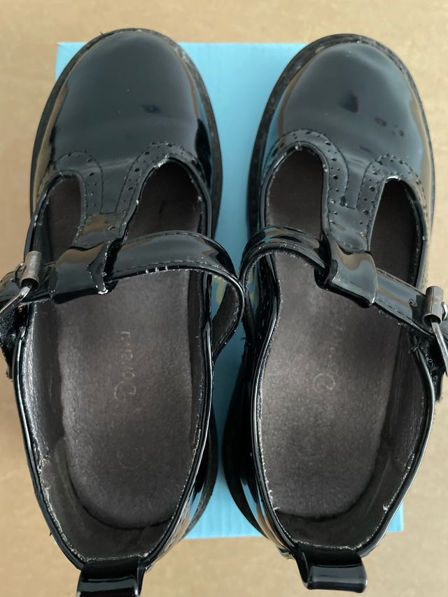 Zapato charol niña. Talla 29. Color negro.