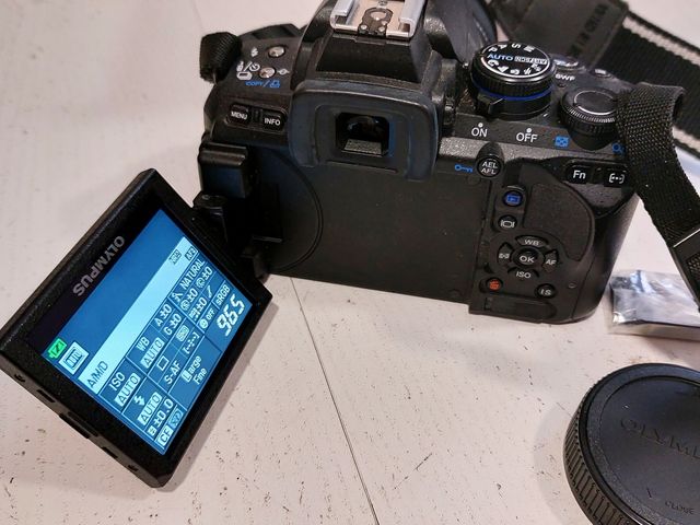 Cámara Olympus E-620 con dos objetivos Zuiko ED