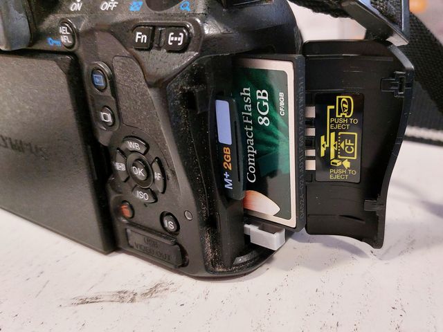 Cámara Olympus E-620 con dos objetivos Zuiko ED