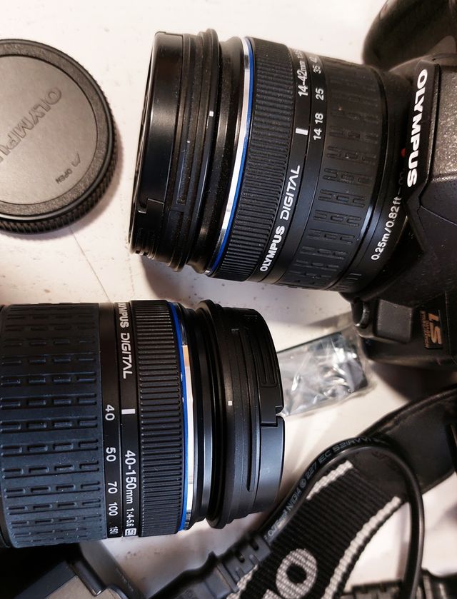 Cámara Olympus E-620 con dos objetivos Zuiko ED