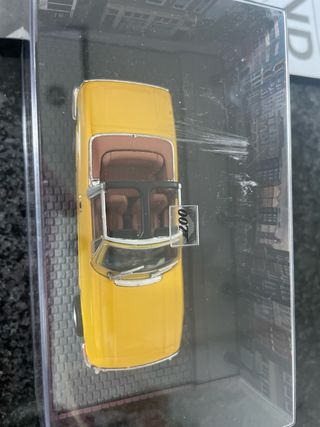 Coche de coleccion James Bond con libro