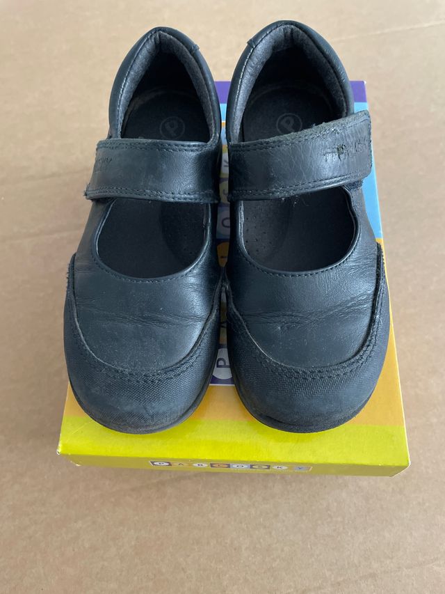 Zapato niña. Talla 28. Color negro.