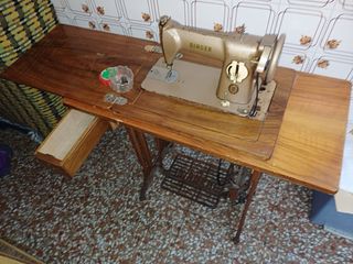 Maquina de coser Singer antigua