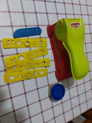 gioco con plastilina play doh