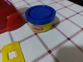 gioco con plastilina play doh