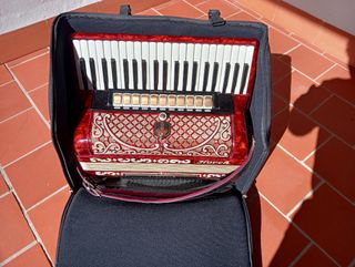 Acordeón Horz decorado 4 voces