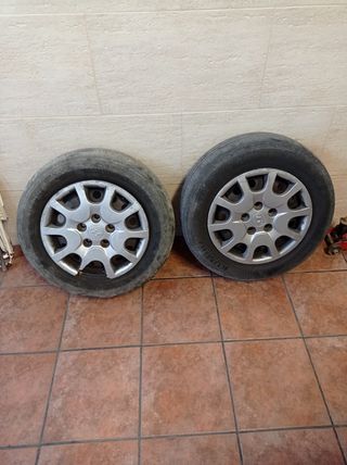 Llantas con tapacubos 