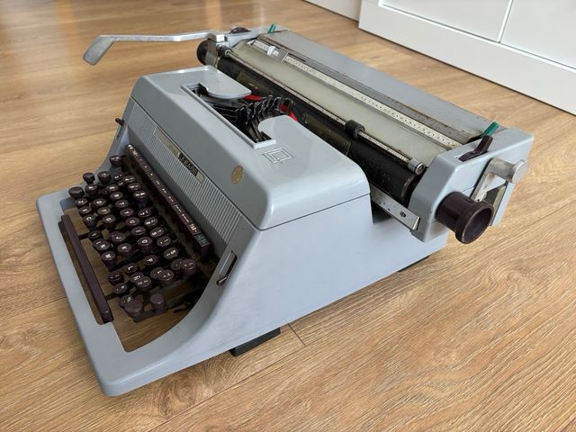 Antigua maquina de escribir Olivetti Linea88