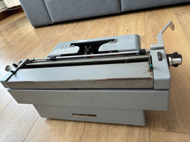 Antigua maquina de escribir Olivetti Linea88