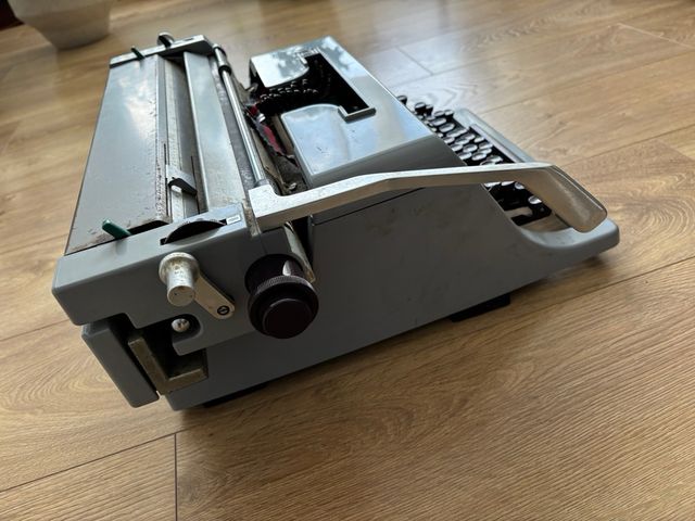 Antigua maquina de escribir Olivetti Linea88