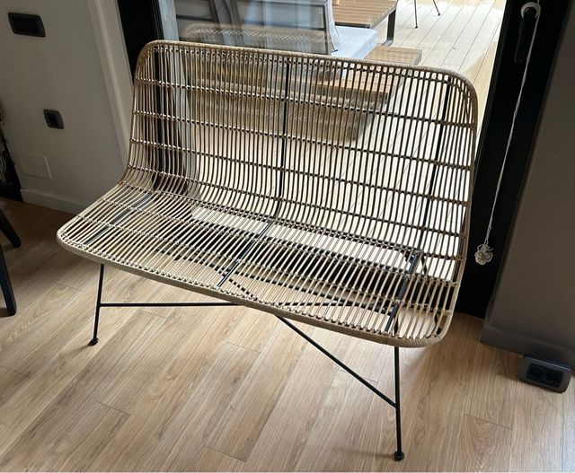 Banco con respaldo de rattan