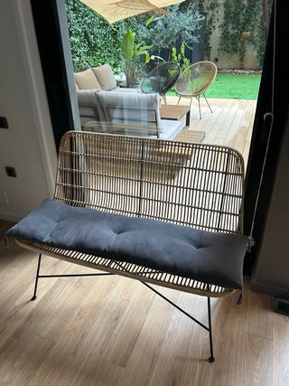 Banco con respaldo de rattan