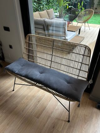 Banco con respaldo de rattan