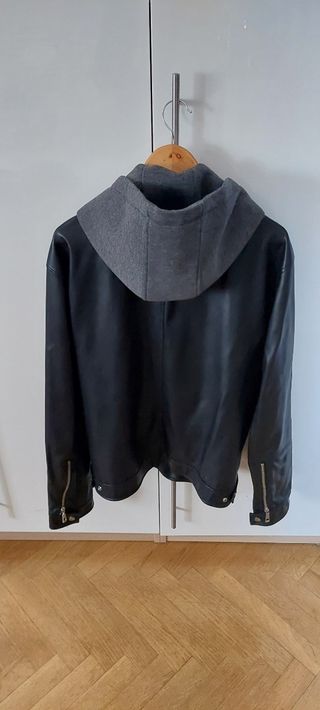 Chaqueta de Cuero con Capucha de Zara 