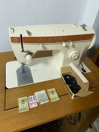 Maquina de coser con mueble