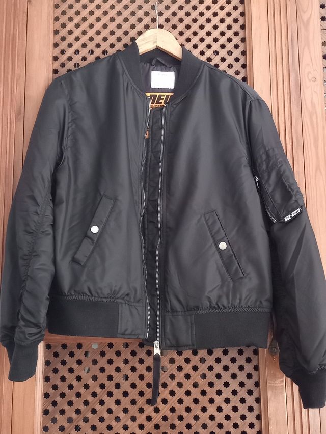 Chaqueta bomber Bershka de chica.