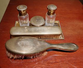 tocador antiguo con inscripciones 