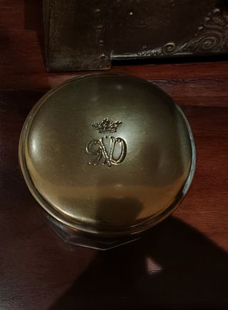 tocador antiguo con inscripciones 