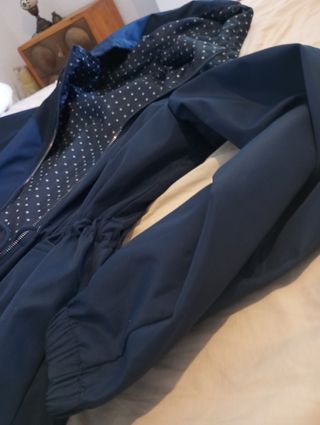 Chubasquero azul nuevo con capucha